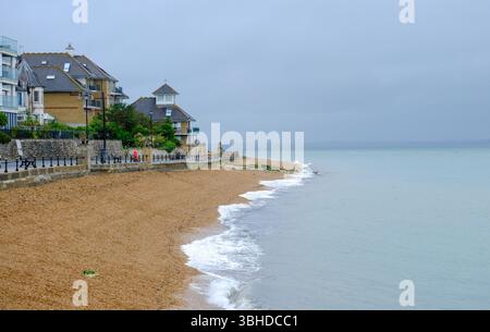 7 giugno 2025 - Cowes, Regno Unito - la spiaggia di Cowes, Isola di Wight in un giorno nebbioso di pioggia Foto Stock