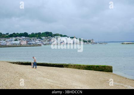07 giu 2025 - Cowes, Isola di Wight - Una vista di Cowes, Isola di Wight, dall'altra parte della costa in una tipica giornata piovosa e piovosa. Foto Stock