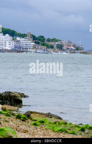 07 giu 2025 - Cowes, Isola di Wight - Una vista di Cowes, Isola di Wight, dall'altra parte della costa in una tipica giornata piovosa e piovosa. Foto Stock