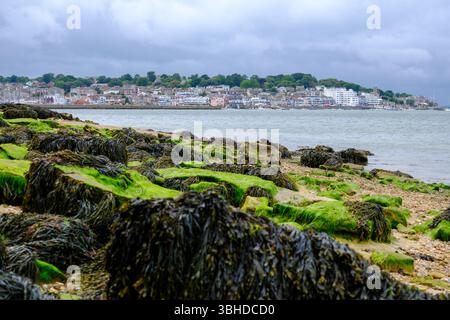 07 giu 2025 - Cowes, Isola di Wight - Una vista di Cowes, Isola di Wight, dall'altra parte della costa in una tipica giornata piovosa e piovosa. Foto Stock