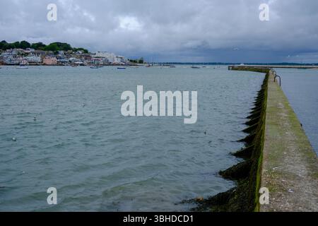 07 giu 2025 - Cowes, Isola di Wight - Una vista di Cowes, Isola di Wight, dall'altra parte della costa in una tipica giornata piovosa e piovosa. Foto Stock