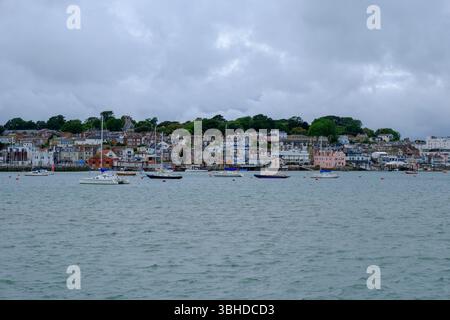 07 giu 2025 - Cowes, Isola di Wight - Una vista di Cowes, Isola di Wight, dall'altra parte della costa in una tipica giornata piovosa e piovosa. Foto Stock