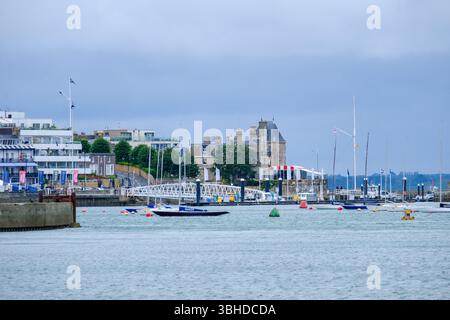 07 giu 2025 - Cowes, Isola di Wight - Una vista di Cowes, Isola di Wight, dall'altra parte della costa in una tipica giornata piovosa e piovosa. Foto Stock