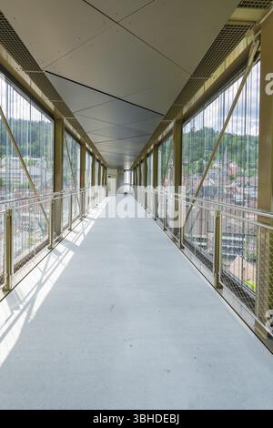 Vista interna di un ponte moderno con pareti in vetro e viste panoramiche dell'area circostante, ampliamento dello Zob con costruzione del ponte per la nuova Herm Foto Stock