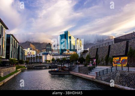 Vista dal canale di Battery Park sugli alti edifici del centro di città del Capo con Table Mountain, ricoperti di tovaglie nel bac Foto Stock