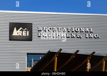 Missoula, MT, Stati Uniti d'America - 7 maggio 2025; Signage on Recreational Equipment Inc. Facciata del negozio REI a Missoula, Montana Foto Stock