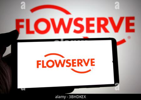 India. 8 giugno 2025. In questa immagine, un logo Flowserve viene visualizzato su uno smartphone e sullo sfondo. (Foto di Avishek Das/SOPA Images/Sipa USA) *** esclusivamente per notizie editoriali **** credito: SIPA USA/Alamy Live News Foto Stock