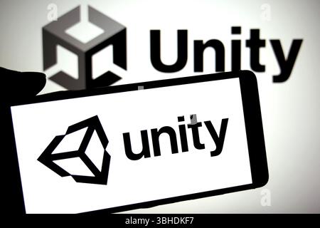 India. 8 giugno 2025. In questa immagine, un logo Unity viene visualizzato su uno smartphone e sullo sfondo. (Foto di Avishek Das/SOPA Images/Sipa USA) *** esclusivamente per notizie editoriali **** credito: SIPA USA/Alamy Live News Foto Stock