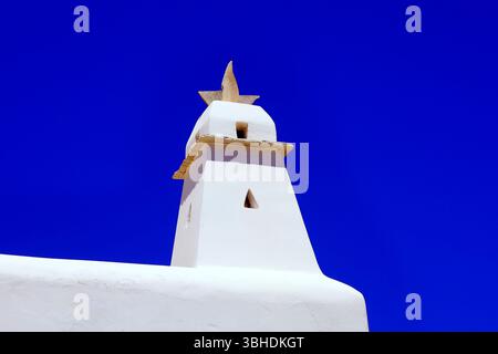 La torre architettonica presenta un tetto imbiancato che richiama il tradizionale design colombaia, l'isola di Tinos, le Cicladi, Grecia. Data: Maggio/giugno 2025 Foto Stock