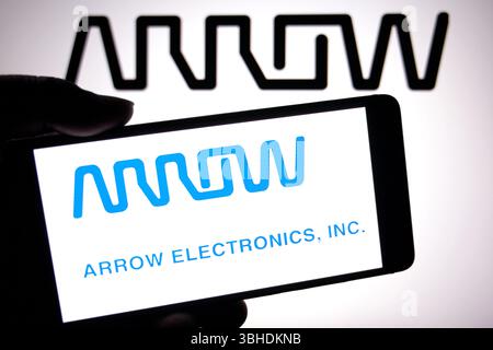 India. 8 giugno 2025. In questa immagine, sullo smartphone e sullo sfondo viene visualizzato il logo Arrow Electronics. (Foto di Avishek Das/SOPA Images/Sipa USA) *** esclusivamente per notizie editoriali **** credito: SIPA USA/Alamy Live News Foto Stock