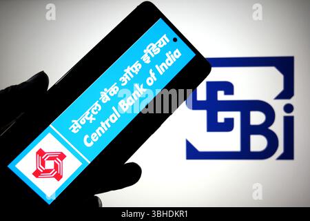 India. 8 giugno 2025. In questa immagine, un logo della Central Bank of India viene visualizzato su uno smartphone con il logo SEBI (Securities and Exchange Board of India) sullo sfondo. Credito: SOPA Images Limited/Alamy Live News Foto Stock