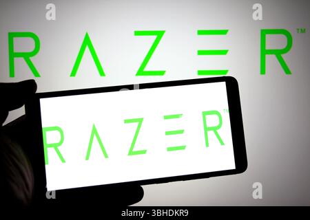 India. 8 giugno 2025. In questa immagine, il logo Razer viene visualizzato su uno smartphone e sullo sfondo. Credito: SOPA Images Limited/Alamy Live News Foto Stock