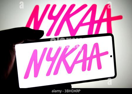 India. 8 giugno 2025. In questa illustrazione fotografica, un logo Nykaa viene visualizzato su uno smartphone e sullo sfondo. Credito: SOPA Images Limited/Alamy Live News Foto Stock