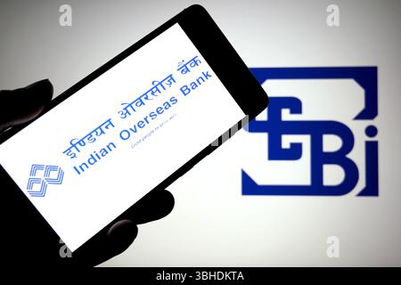 India. 8 giugno 2025. In questa illustrazione fotografica, un logo Indian Overseas Bank viene visualizzato su uno smartphone con il logo SEBI (Securities and Exchange Board of India) sullo sfondo. Credito: SOPA Images Limited/Alamy Live News Foto Stock
