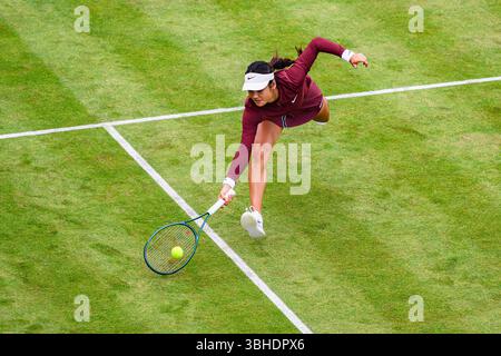 LONDRA, REGNO UNITO giugno, 09: Emma Raducanu in azione durante WTA Main Draw Match - doppia femminile Katie Boulter/Emma Raducanu (GBR) contro F. Wu/XJiang (Taipei cinese/CNA) il terzo giorno dei Campionati HSBC 2025 al Queen's Club lunedì 9 giugno 2025 a LONDRA, REGNO UNITO. Crediti: Taka Wu/Alamy Live News Foto Stock