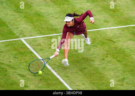 LONDRA, REGNO UNITO giugno, 09: Emma Raducanu in azione durante WTA Main Draw Match - doppia femminile Katie Boulter/Emma Raducanu (GBR) contro F. Wu/XJiang (Taipei cinese/CNA) il terzo giorno dei Campionati HSBC 2025 al Queen's Club lunedì 9 giugno 2025 a LONDRA, REGNO UNITO. Crediti: Taka Wu/Alamy Live News Foto Stock