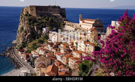Vista panoramica di Scilla, con le sue case colorate, il maestoso Castello Ruffo e il Santuario di San Rocco, affacciato sul Mar Tirreno Foto Stock