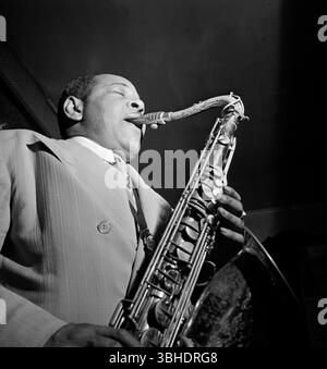 Coleman Randolph Hawkins (21 novembre 1904 – 19 maggio 1969), soprannominato "Hawk" e talvolta "Bean", è stato un sassofonista jazz statunitense. Fu uno dei primi musicisti jazz di spicco sul suo strumento. Mentre Hawkins divenne noto con la musica swing durante l'era delle big band, ebbe un ruolo nello sviluppo del bebop negli anni '1940 Foto Stock