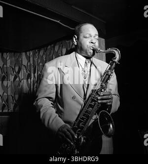 Coleman Randolph Hawkins (21 novembre 1904 – 19 maggio 1969), soprannominato "Hawk" e talvolta "Bean", è stato un sassofonista jazz statunitense. Fu uno dei primi musicisti jazz di spicco sul suo strumento. Mentre Hawkins divenne noto con la musica swing durante l'era delle big band, ebbe un ruolo nello sviluppo del bebop negli anni '1940 Foto Stock
