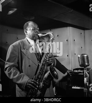 Coleman Randolph Hawkins (21 novembre 1904 – 19 maggio 1969), soprannominato "Hawk" e talvolta "Bean", è stato un sassofonista jazz statunitense. Fu uno dei primi musicisti jazz di spicco sul suo strumento. Mentre Hawkins divenne noto con la musica swing durante l'era delle big band, ebbe un ruolo nello sviluppo del bebop negli anni '1940 Foto Stock