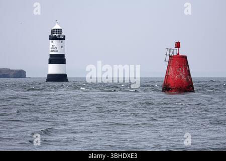 Faro di Trwyn Du a Penmon Point, vicino all’isola di Puffin sulla costa di Anglesey, Galles, con la dicitura «nessun passaggio verso terra» Foto Stock