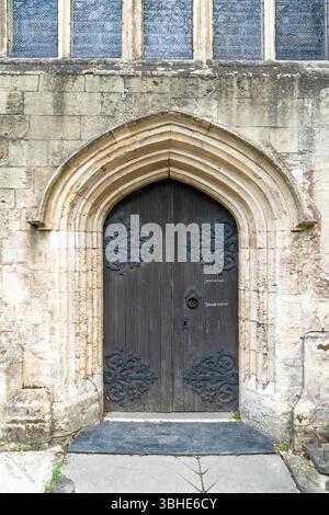 Porta della chiesa con cerniere in ferro ornate Foto Stock