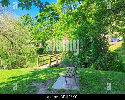 Panchine con tavolo da picnic, Kaslano sulla riva del lago di Lugano, Svizzera Foto Stock