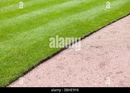 Bellissimo prato e curato e percorso giardino in un parco o giardino del Regno Unito Foto Stock