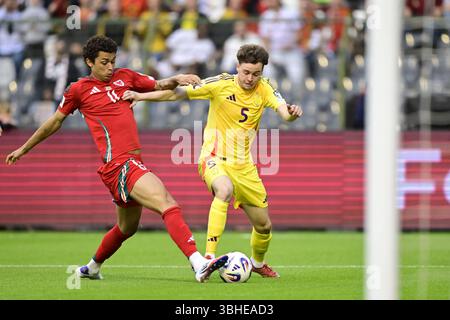 Il belga Maxim De Cuyper (a destra) e il gallese Brennan Johnson si battono per il pallone durante la partita di qualificazione ai Mondiali UEFA allo Stade ROI Baudouin di Bruxelles, Belgio. Data foto: Lunedì 9 giugno 2025. Foto Stock