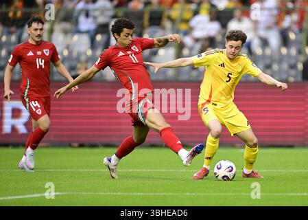 Il belga Maxim De Cuyper (a destra) e il gallese Brennan Johnson si battono per il pallone durante la partita di qualificazione ai Mondiali UEFA allo Stade ROI Baudouin di Bruxelles, Belgio. Data foto: Lunedì 9 giugno 2025. Foto Stock