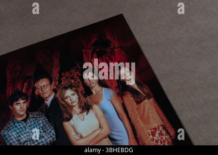 Volantino con i personaggi principali di "Buffy the Vampire Slayer" isolati su sfondo vuoto. Foto Stock