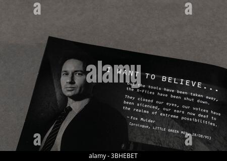 Personaggio Fox Mulder con testo "i WANT TO BELIEVE" isolato su sfondo vuoto con spazio di copia. Una famosa linea di film dell'episodio "Little Green Men". Foto Stock