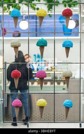 Una vivace esposizione di scelte colorate in una moderna vetrina gelateria Foto Stock