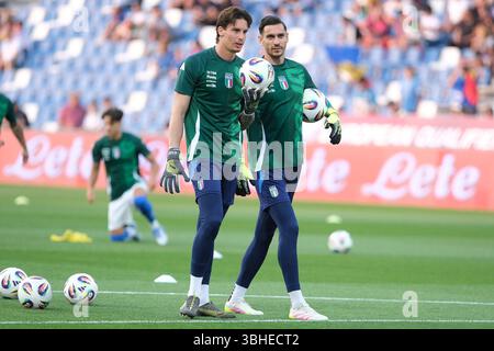 Reggio Emilia, Italia. 9 giugno 2025. (Da L a R) Marco Carnesecchi dell'Italia Team e Alex Meret dell'Italia Team durante la fase di riscaldamento della fase di campionato del girone 1 FIFA 2026 Qualifier match tra Italia Team e Moldova Team allo Stadio Mapei - città del Tricolore il 9 giugno 2025 a Reggio Emilia, Italia. Crediti: Roberto Tommasini/Alamy Live News Foto Stock