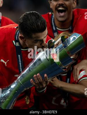 MONACO DI BAVIERA, GERMANIA - 08 GIUGNO: Cristiano Ronaldo della Nazionale portoghese bacia il trofeo e festeggia durante la finale della UEFA Nations League 2025 Foto Stock
