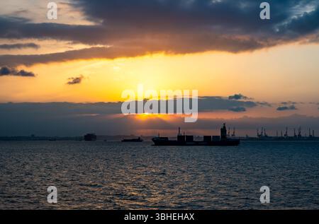 Traffico delle navi nella baia di Tokyo al tramonto. Tokyo, Giappone. Foto Stock