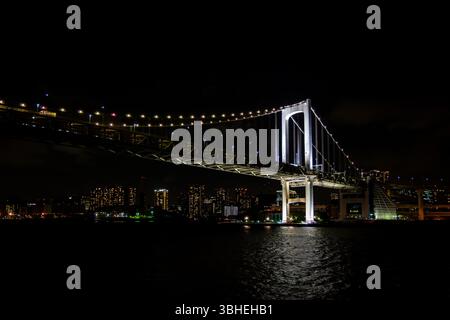 Il Ponte Arcobaleno del porto di Tokyo di notte. Minato, Tokyo, Giappone. Foto Stock