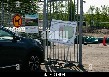 Mosfellsbær, Islanda - 9 giugno 2025: Ingresso recintato del cantiere con cartelli per le nuove strutture sportive a Mosfellsbær, Islanda. Foto Stock