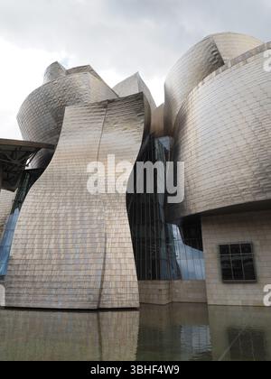 Architettura del Museo Guggenheim rivestito in titanio di Frank Gehry a Bilbao, Spagna. Foto Stock