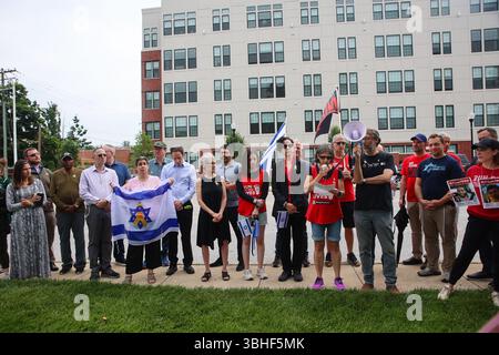 8 giugno 2025, Har Sinai - Congregazione Oheb Shalom, Baltimora, Maryland, USA. Le persone a sostegno delle comunità ebraiche di tutto il mondo camminano in solidarietà dagli attacchi terroristici di Hamas del 7 ottobre a sostegno degli ostaggi rapiti. Sotto una forte sicurezza, un numero più grande del solito di persone a Baltimora è venuto a sostenere gli ostaggi e la comunità ebraica. Dopo l'attacco terroristico domestico della scorsa settimana a Boulder, Colorado, è stata messa a disposizione una maggiore sicurezza quando Mohamed Soliman ha usato un lanciafiamme improvvisato e cocktail Molotov per dare fuoco alle persone durante l'evento settimanale Run for Their Lives Foto Stock