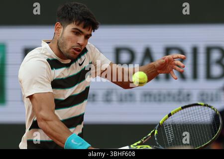 Parigi, Celestynow, Francia. 9 giugno 2025. CARLOS ALCARAZ di Spagna durante la partita contro Jannik Sinner d'Italia nel singolare maschile finale dell'Open di Francia 2025 al Roland Garros di Parigi. (Credit Image: © Marcin Cholewinski/ZUMA Press Wire) SOLO PER USO EDITORIALE! Non per USO commerciale! Foto Stock