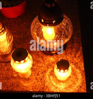 Omaggio a lume di candela per il giorno di Ognissanti al cimitero in Polonia Foto Stock