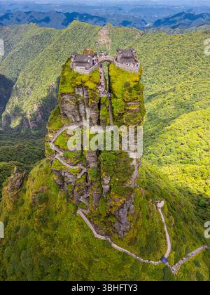 Vista panoramica del monte Fanjingshan con vista del monte Fanjing e della nuova cima dorata con tempio buddista sulla cima di Guizhou, Cina Foto Stock