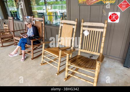 Fort ft. Pierce Florida, ristorante Cracker Barrel Old Country Store, esterno, donna anziana anziana anziana seduto su una sedia a dondolo in legno, Foto Stock