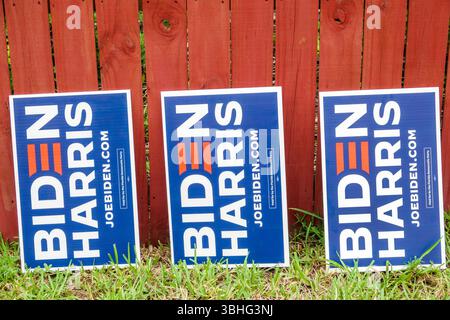 Melbourne Viera Florida, manifesti per le elezioni presidenziali del 2024, cartelli per la campagna di Joe Biden Kamala Harris, cartelli per il cortile del Partito Democratico, cartelli politici blu Foto Stock
