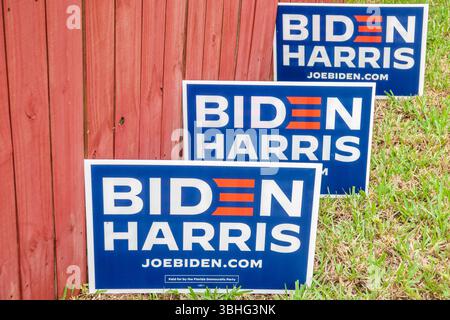 Melbourne Viera Florida, manifesti per le elezioni presidenziali del 2024, cartelli per la campagna di Joe Biden Kamala Harris, cartelli per il cortile del Partito Democratico, cartelli politici blu Foto Stock