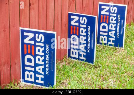 Melbourne Viera Florida, manifesti per le elezioni presidenziali del 2024, cartelli per la campagna di Joe Biden Kamala Harris, cartelli per il cortile del Partito Democratico, cartelli politici blu Foto Stock