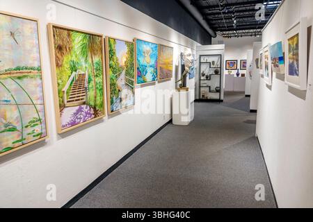 Melbourne, Florida, Eau Gallie Arts District, Highland Avenue, Fifth Avenue Art Gallery, interni, dipinti d'arte, disegni, appendiabiti a muro, sculture Foto Stock