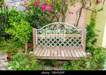 Melbourne, Florida, Eau Gallie Arts District, Highland Avenue, fiorista Eau Gallie, panca decorativa in legno da giardino, oggetti in metallo ornamentale, bougainvil fiorito Foto Stock