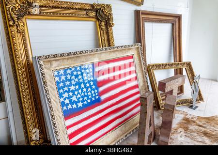 Melbourne, Florida, Eau Gallie Arts District, Highland Avenue, vetrina d'arte, quadro di bandiera americano incorniciato, testo 'Dio benedica America', antico Foto Stock